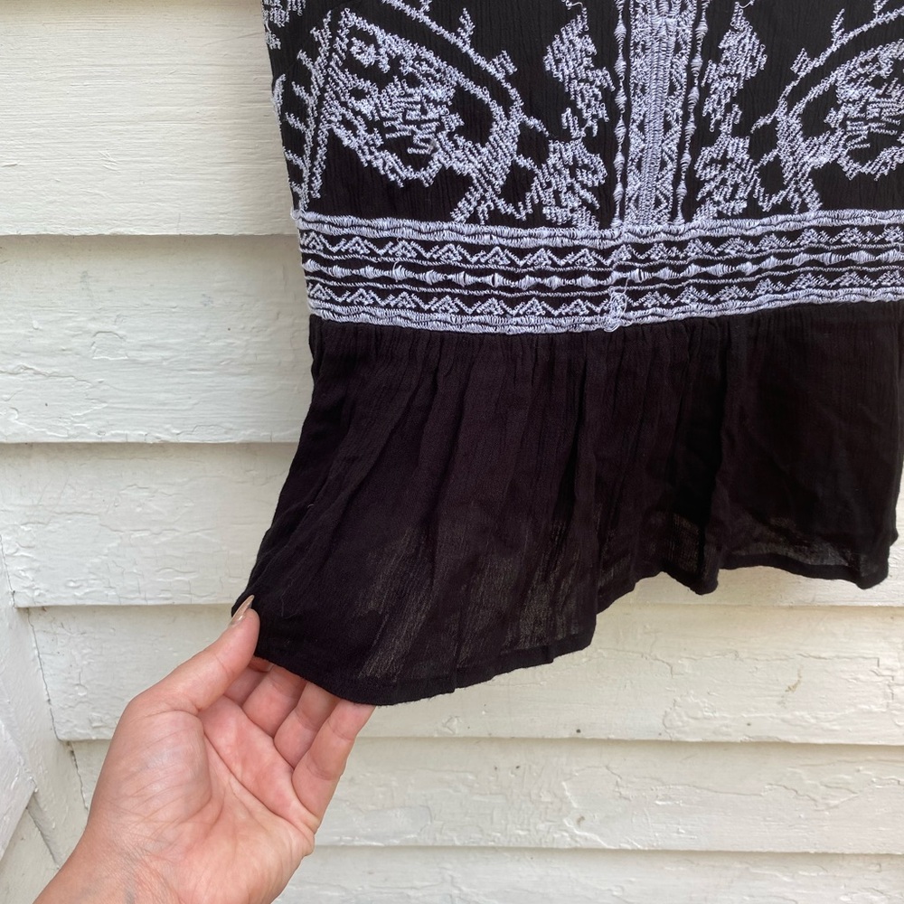 Japna Black Camisole Bustier Crop Top with White Embroidery 🪡 - Picture 3 of 8